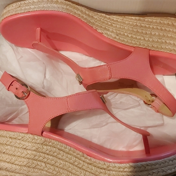 🏷️ NWB MICHAEL KORS CORAL PINK WEDGE SANDALS Size 9 - Picture 10 of 12